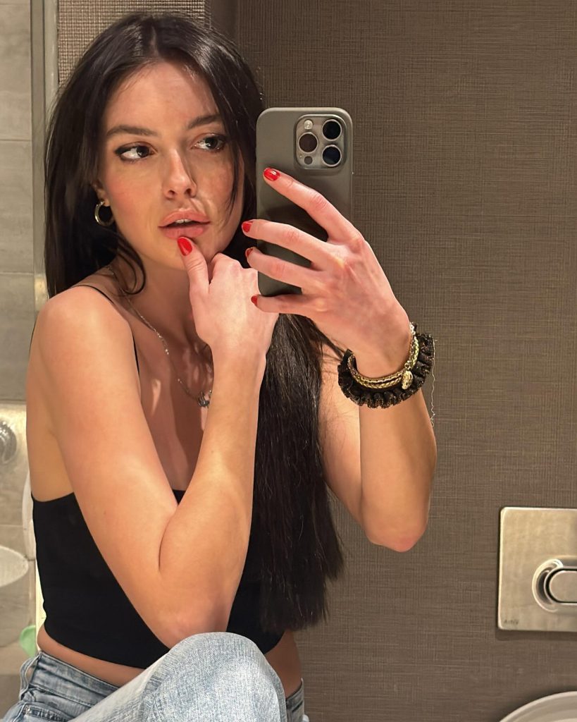 Melis Sezen poses nudes