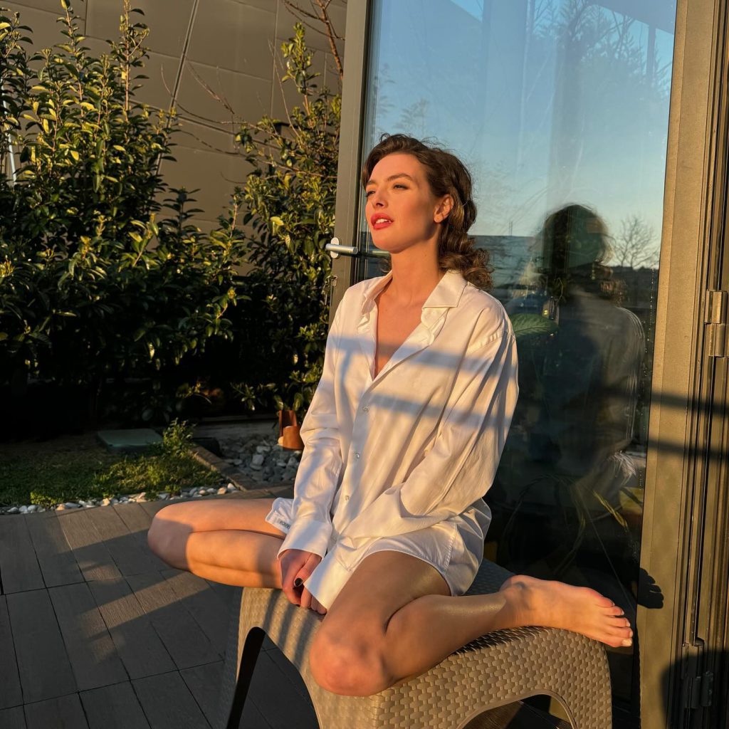 Melis Sezen poses porn