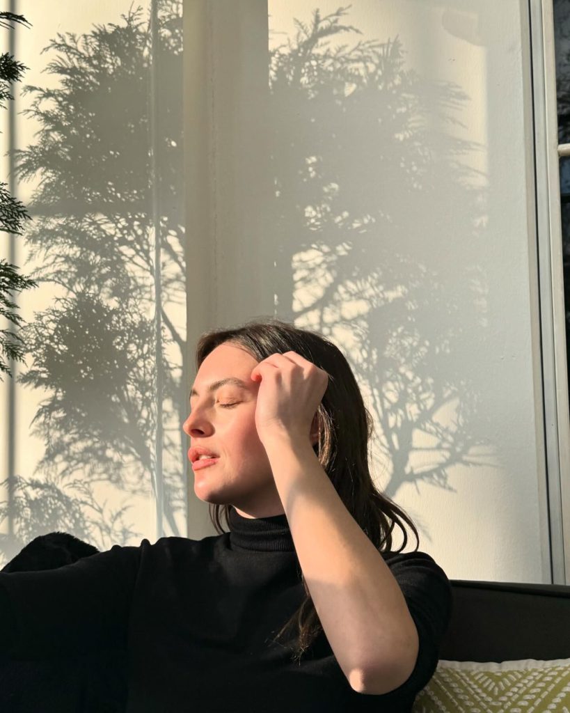 Melis Sezen poses pussy