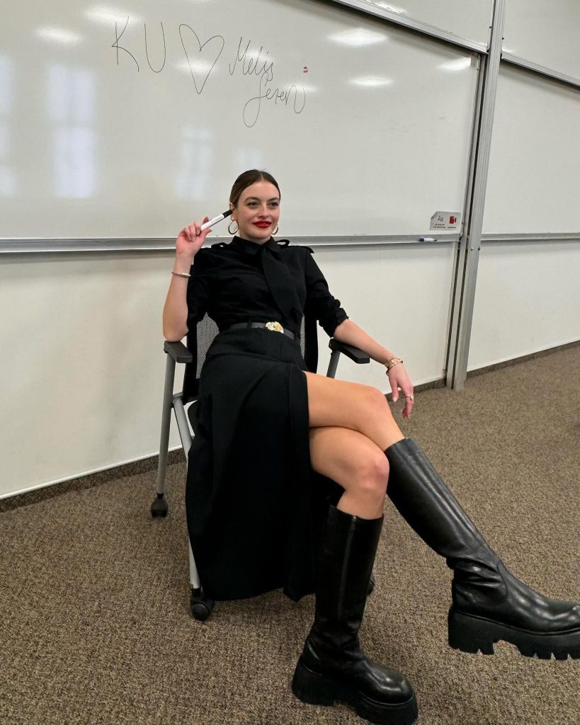 Melis Sezen poses sex