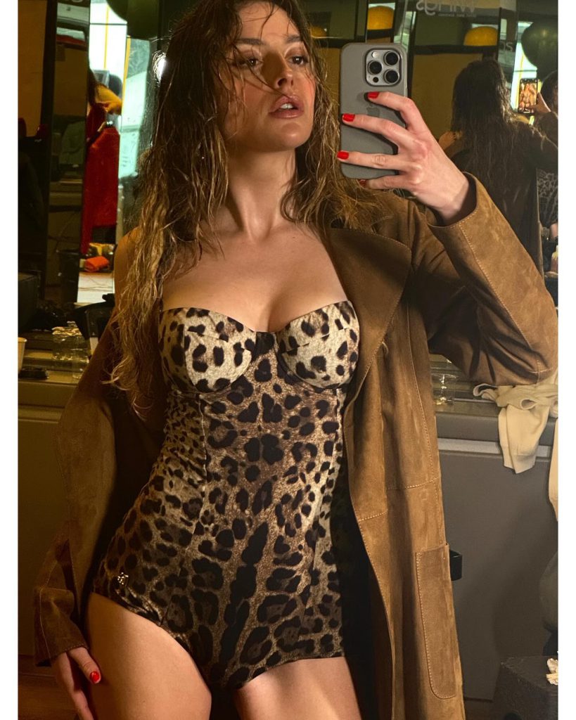 Melis Sezen smiles ass