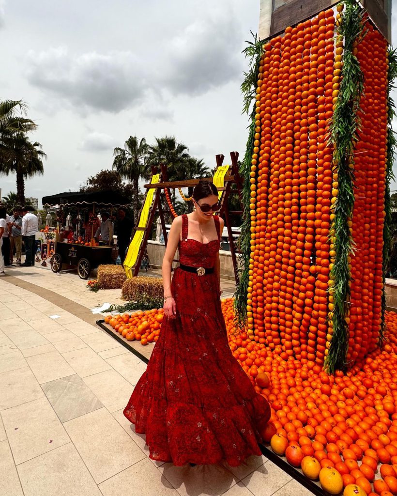 Melis Sezen smiles boobs