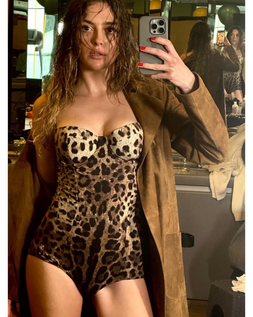 Melis Sezen smiles fuck