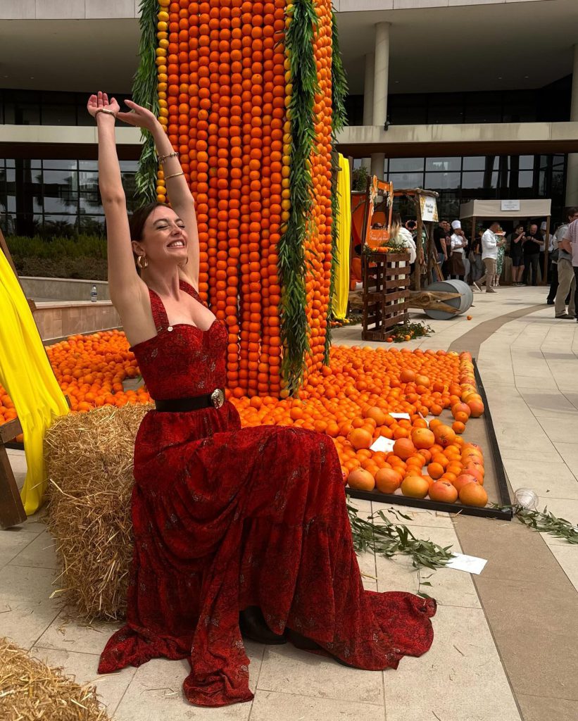 Melis Sezen smiles hot images