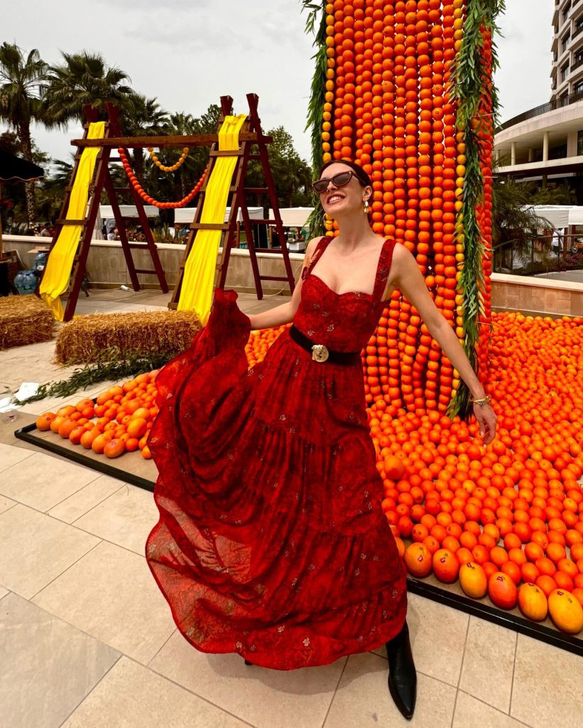 Melis Sezen smiles hot photos