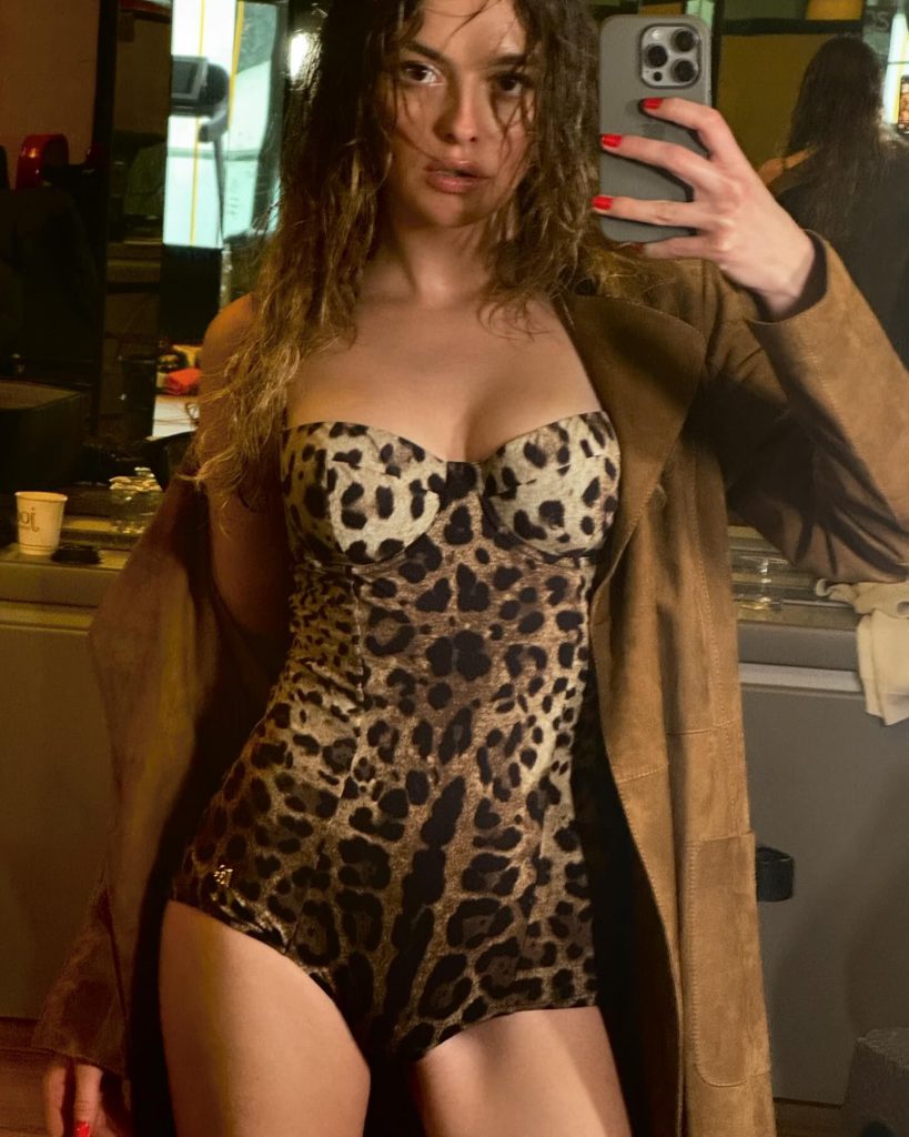 Melis Sezen smiles hot pics