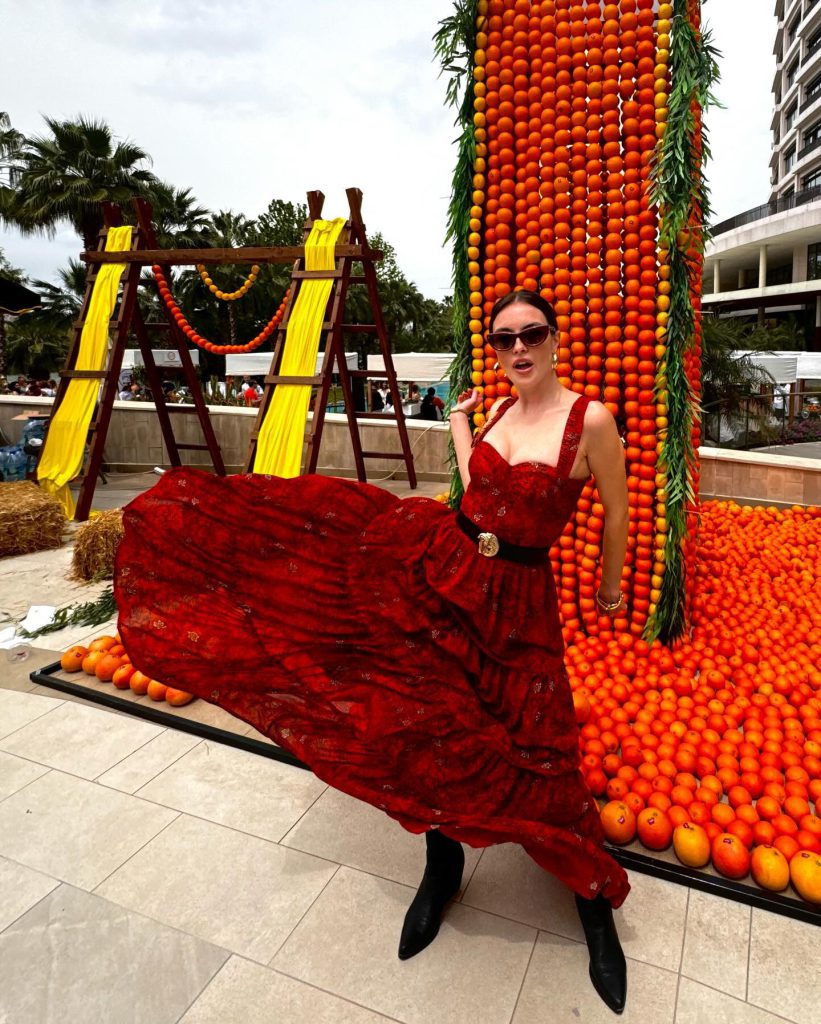 Melis Sezen smiles hot xxx