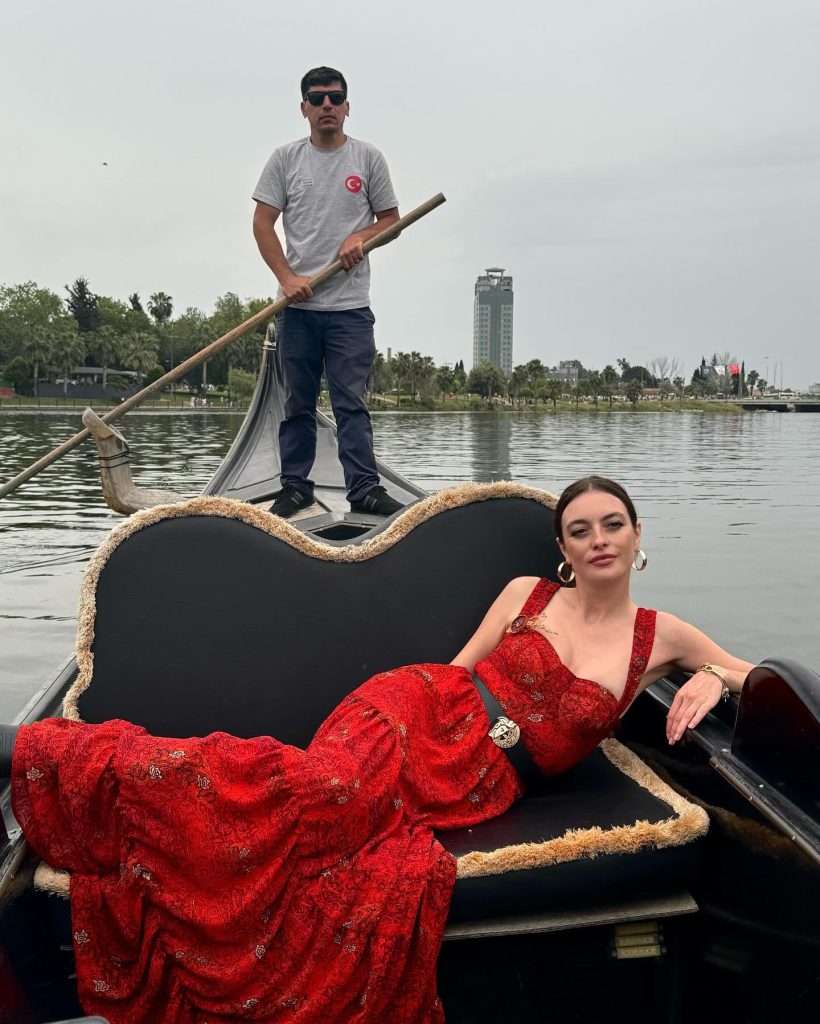 Melis Sezen smiles pussy