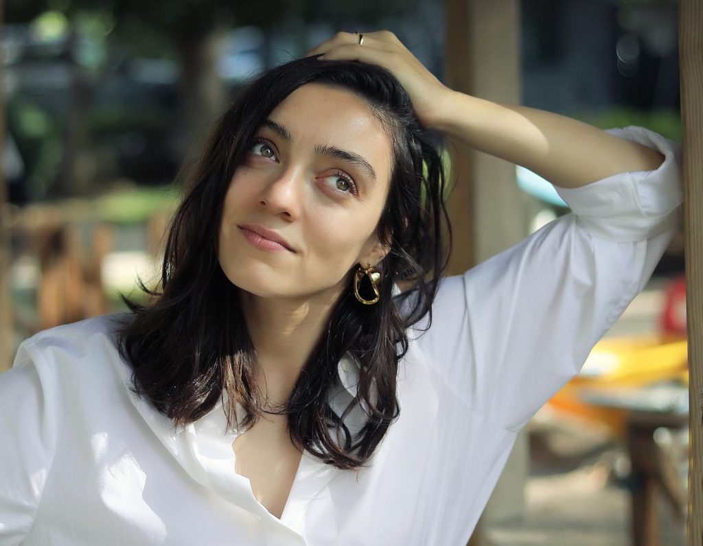 Merve Dizdar ardent hot images