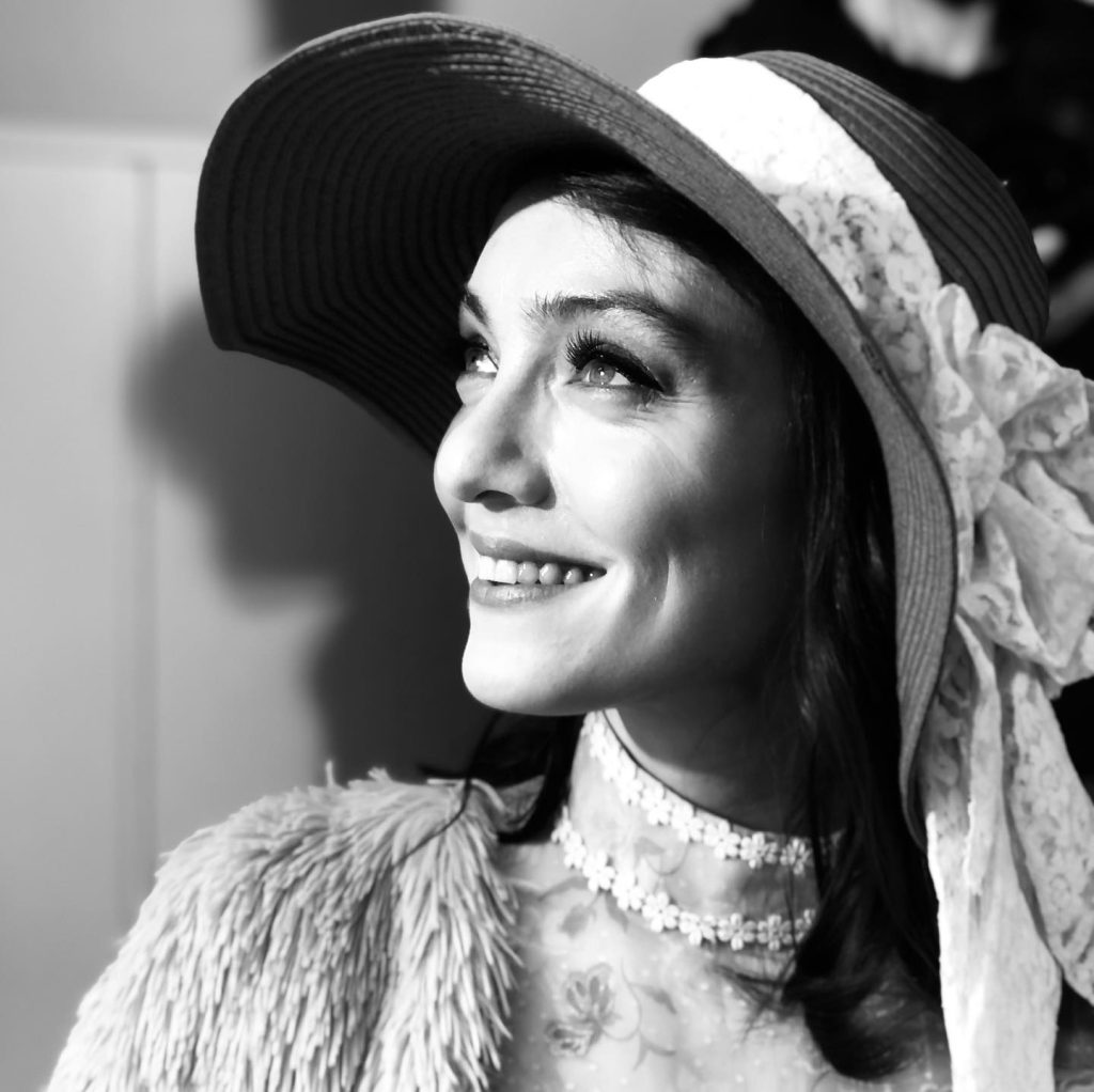 Merve Dizdar beautiful bikini