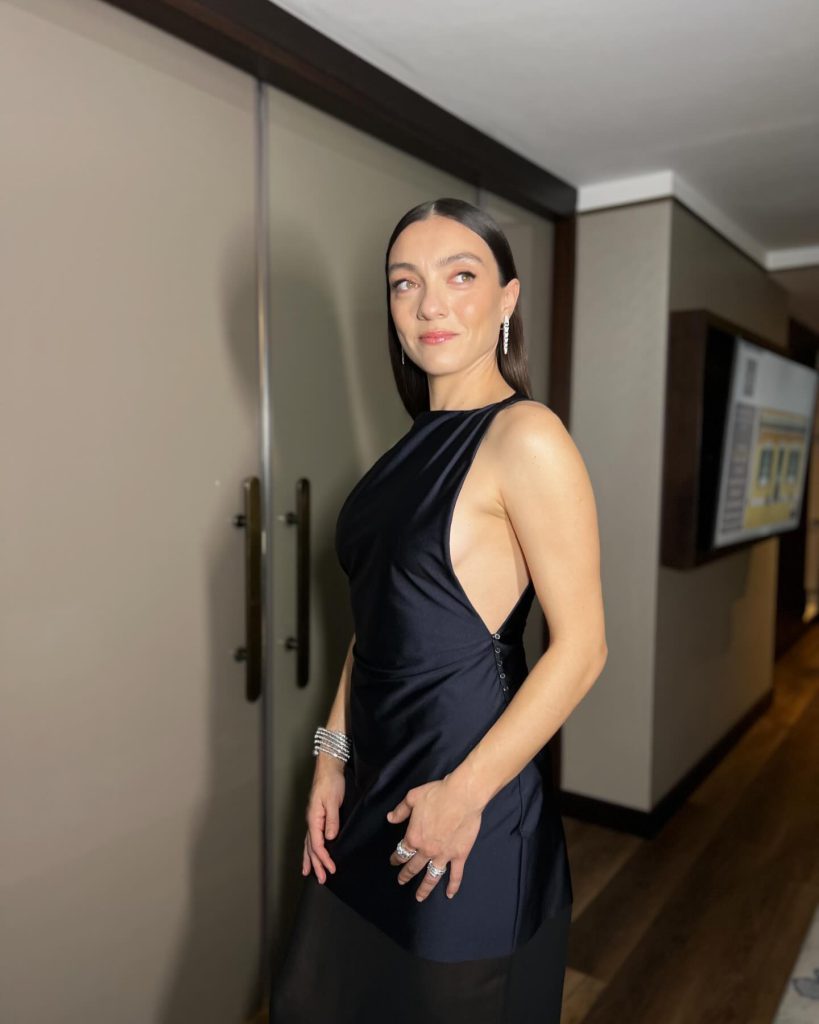 Merve Dizdar beautiful hot bikini