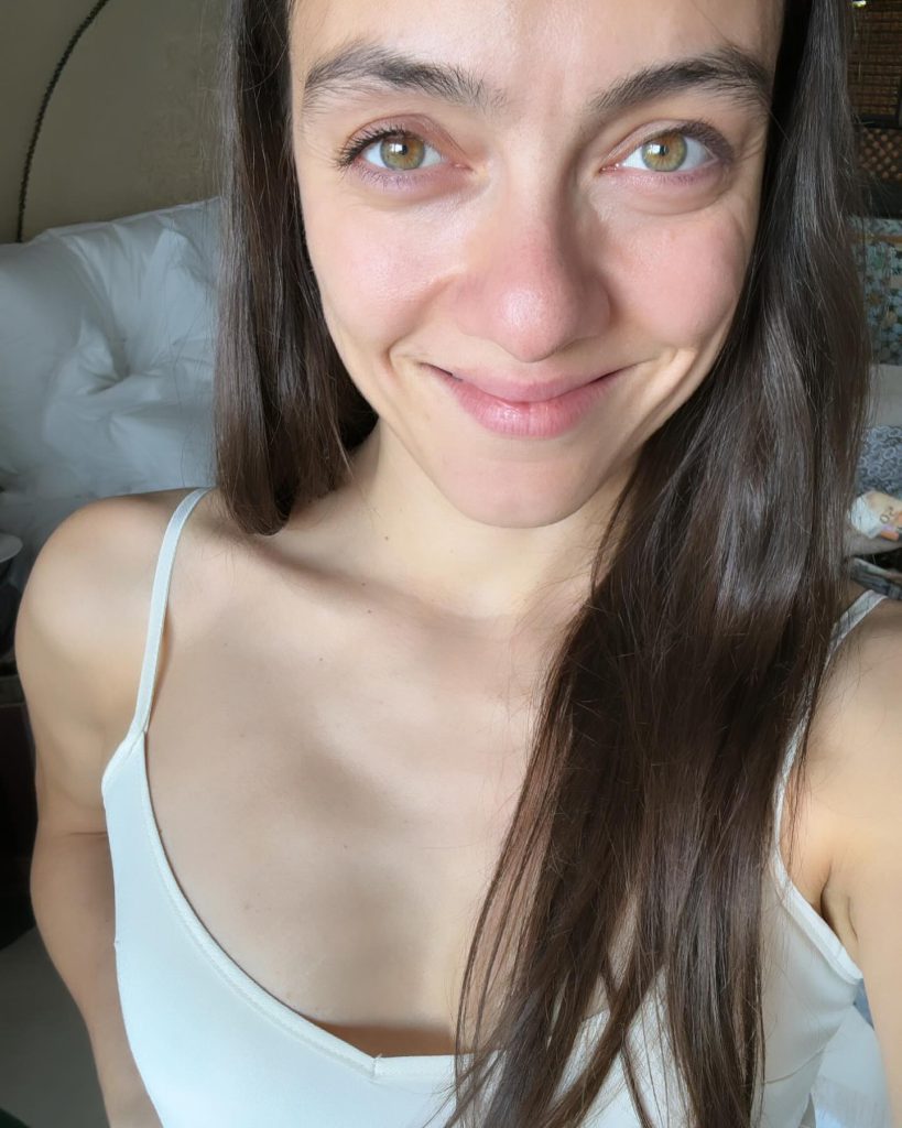 Merve Dizdar beautiful hot photos