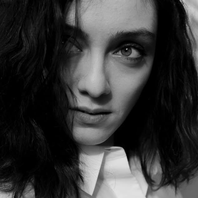 Merve Dizdar depicts fire ass