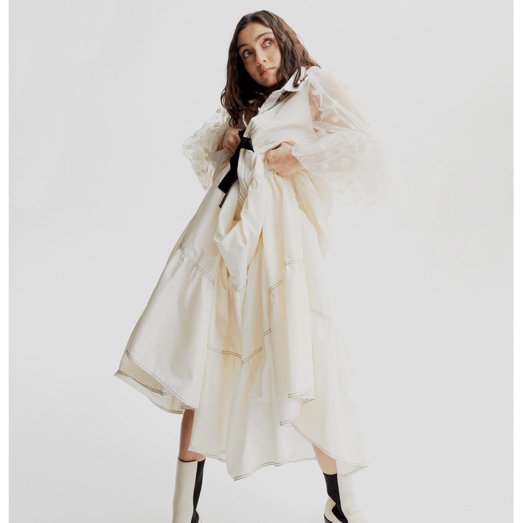 Merve Dizdar depicts fire boobs