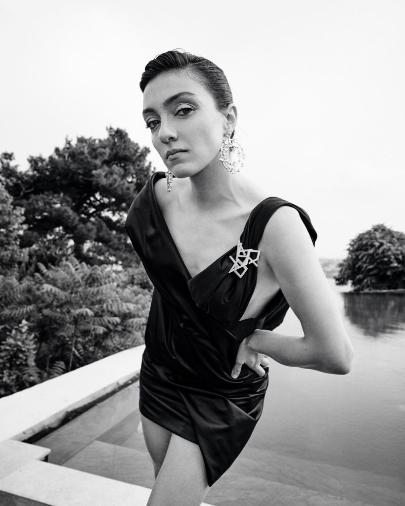 Merve Dizdar depicts fire hot