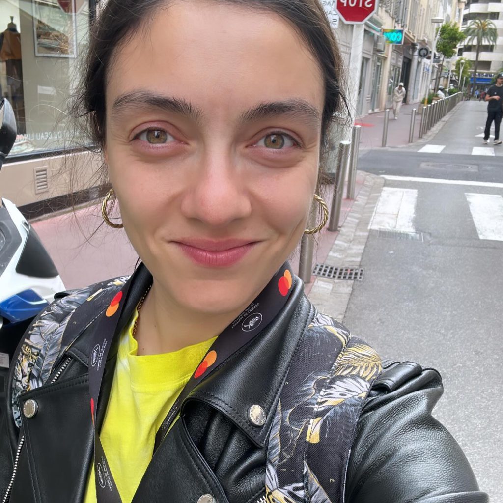 Merve Dizdar depicts fire hot bikini