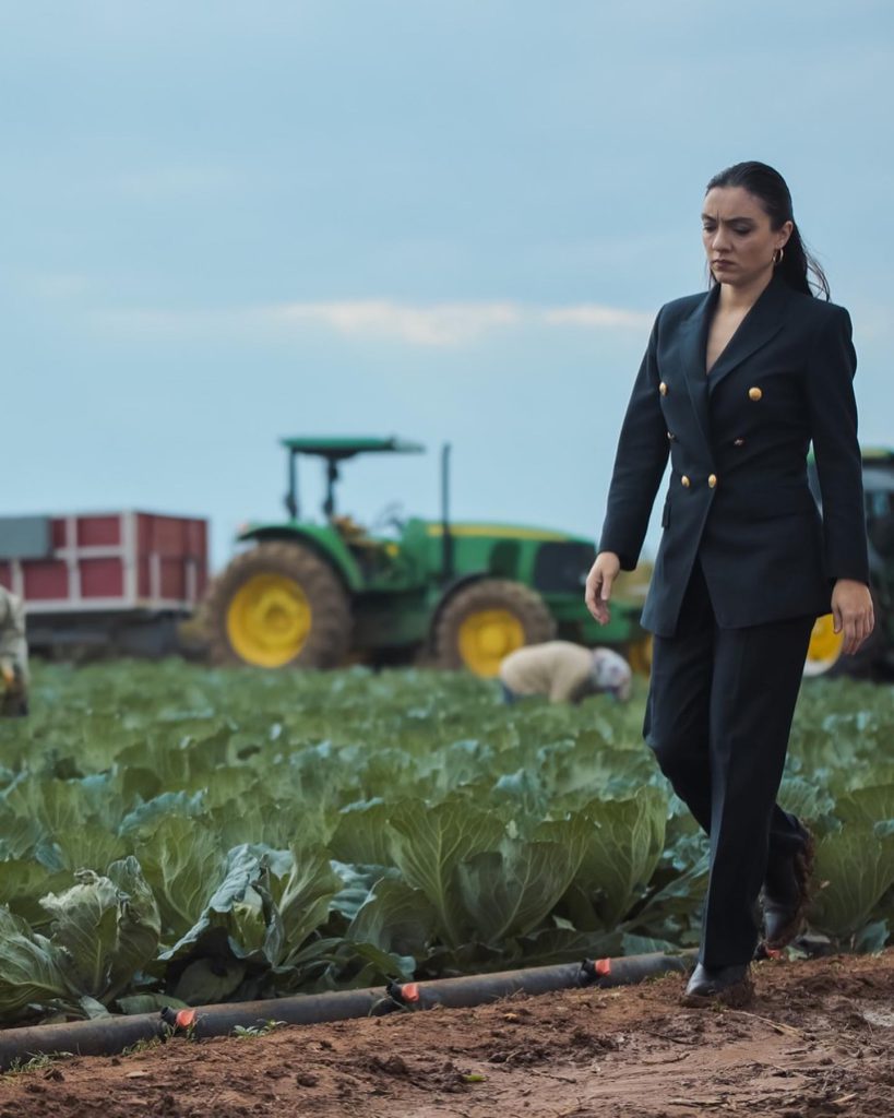 Merve Dizdar depicts fire hot pics