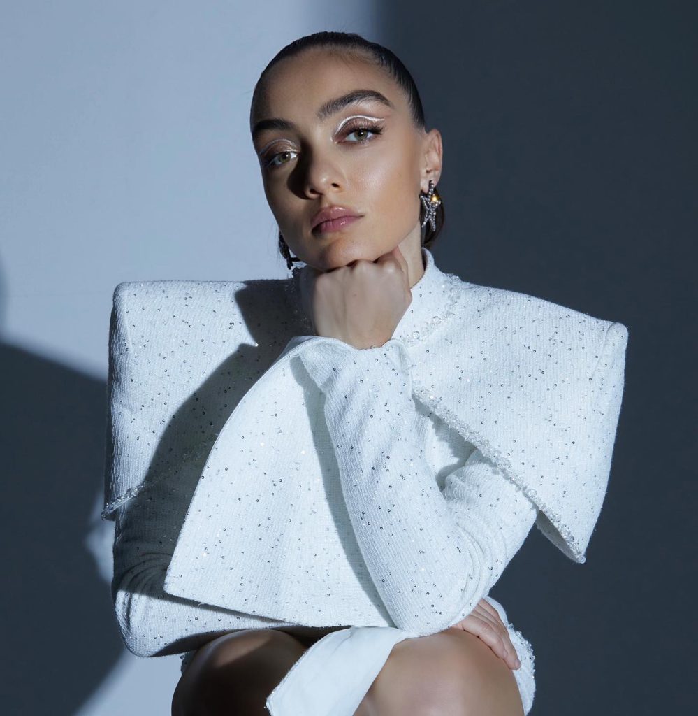 Merve Dizdar depicts fire naked