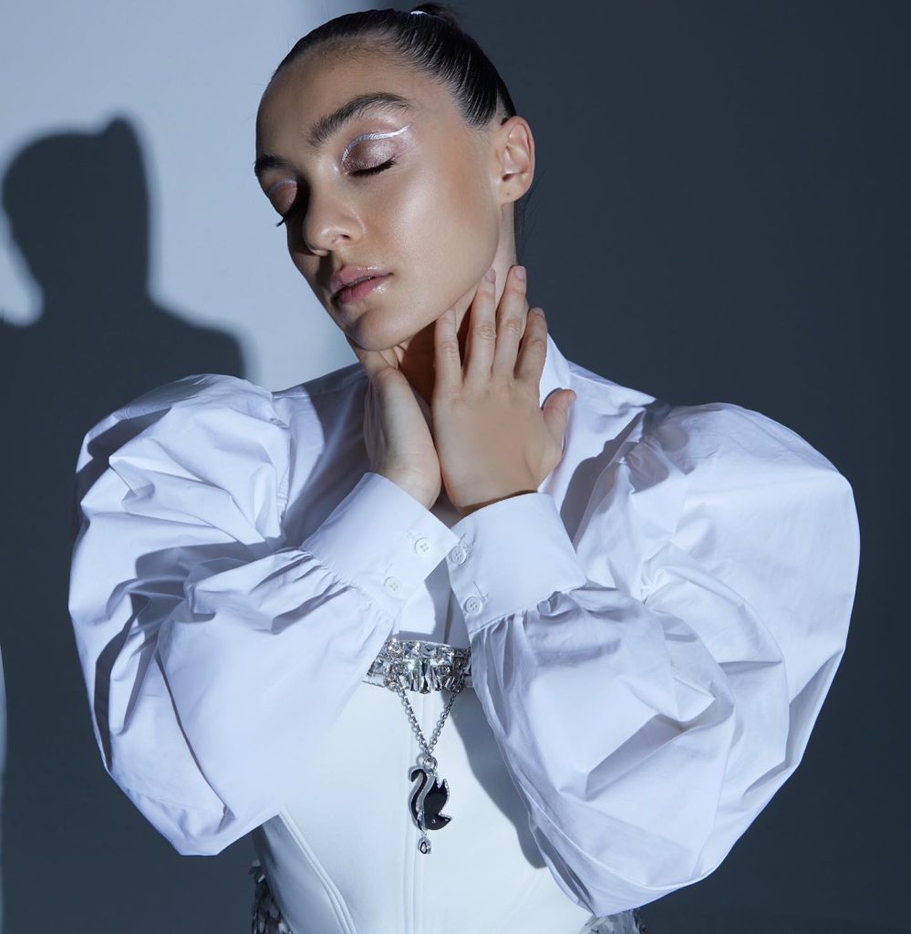 Merve Dizdar depicts fire sexy