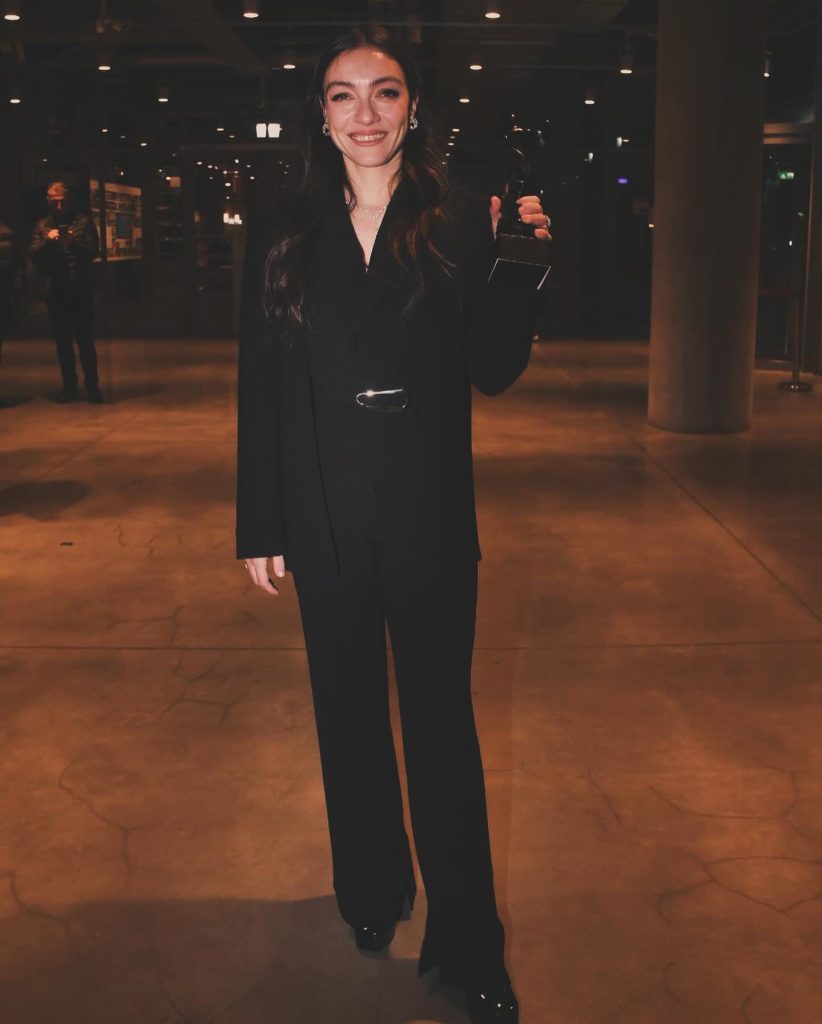 Merve Dizdar hot photos