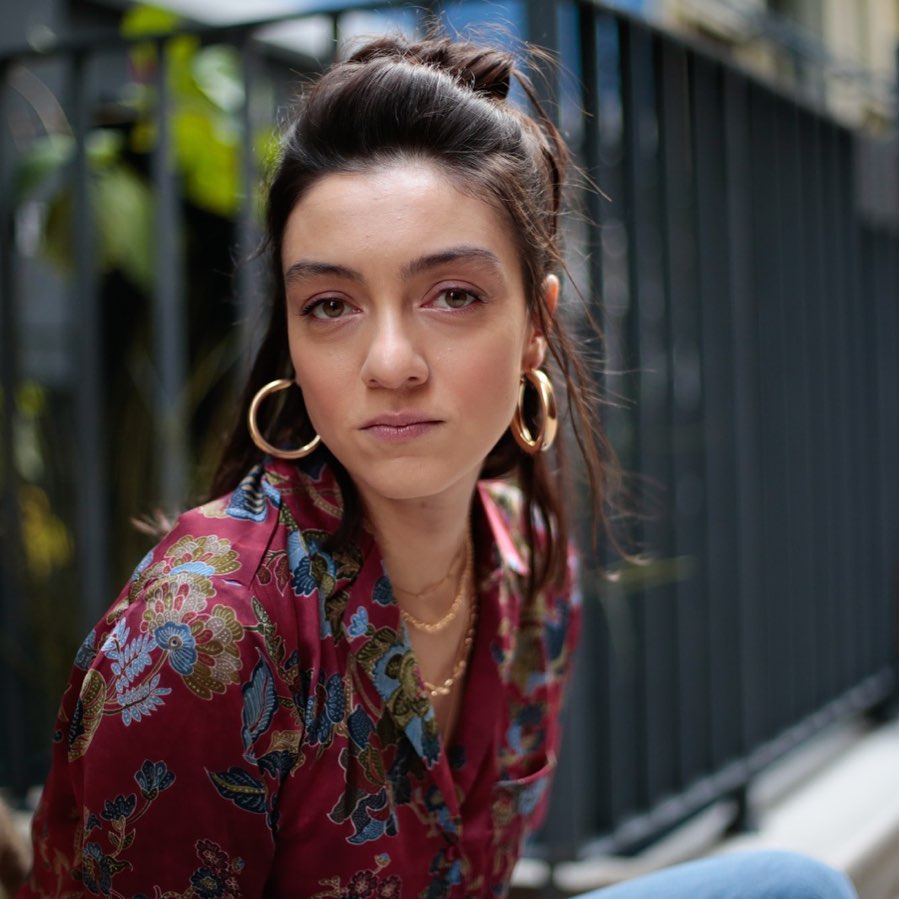 Merve Dizdar looks boobs