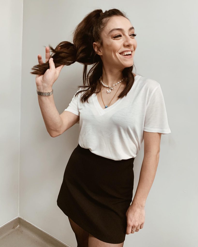 Merve Dizdar looks hot bikini