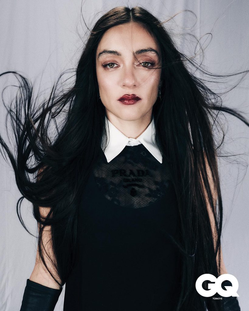 Merve Dizdar looks hot images