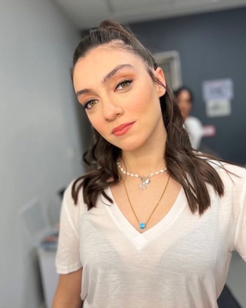 Merve Dizdar looks hot xxx