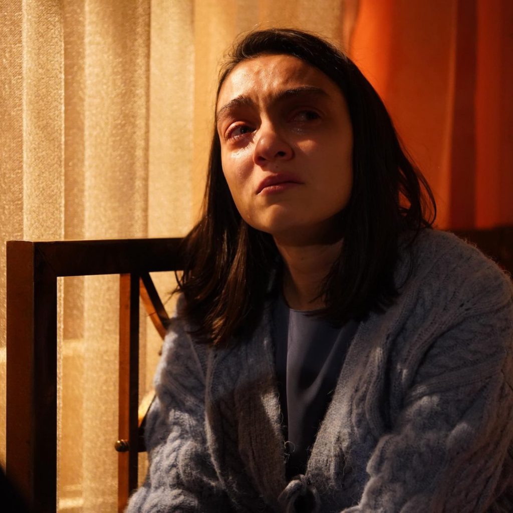 Merve Dizdar looks naked