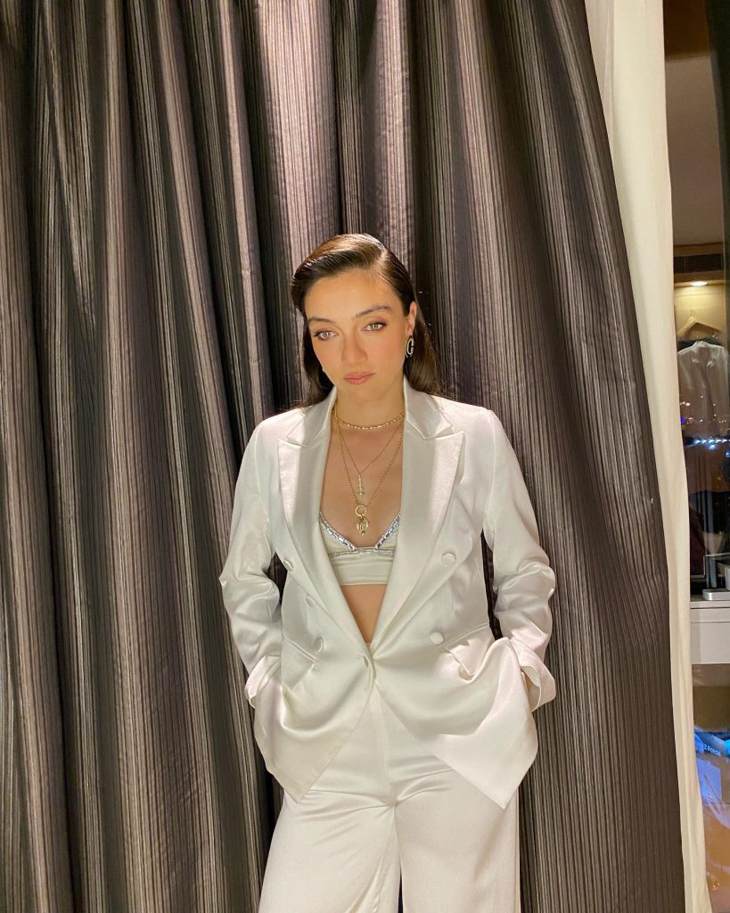 Merve Dizdar looks sex