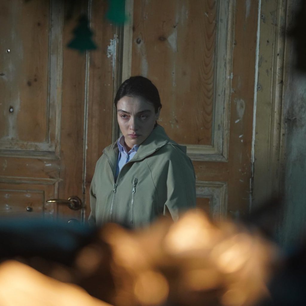 Merve Dizdar looks sexy