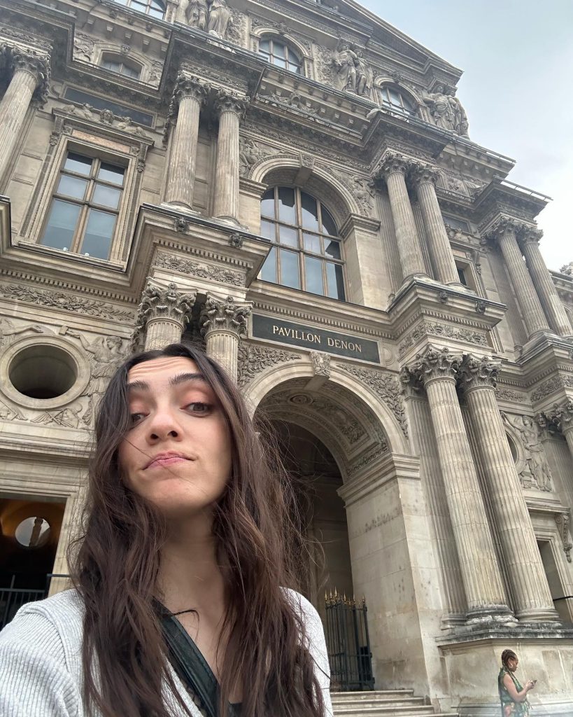 Merve Dizdar modeling ass