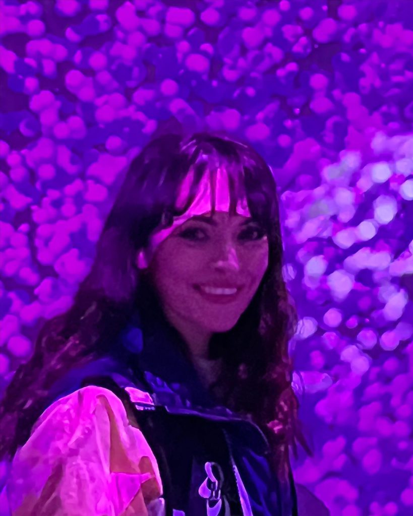 Merve Dizdar modeling hot images