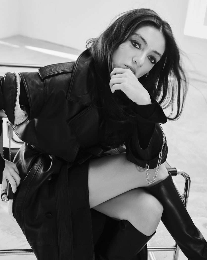 Merve Dizdar modeling sex scenes