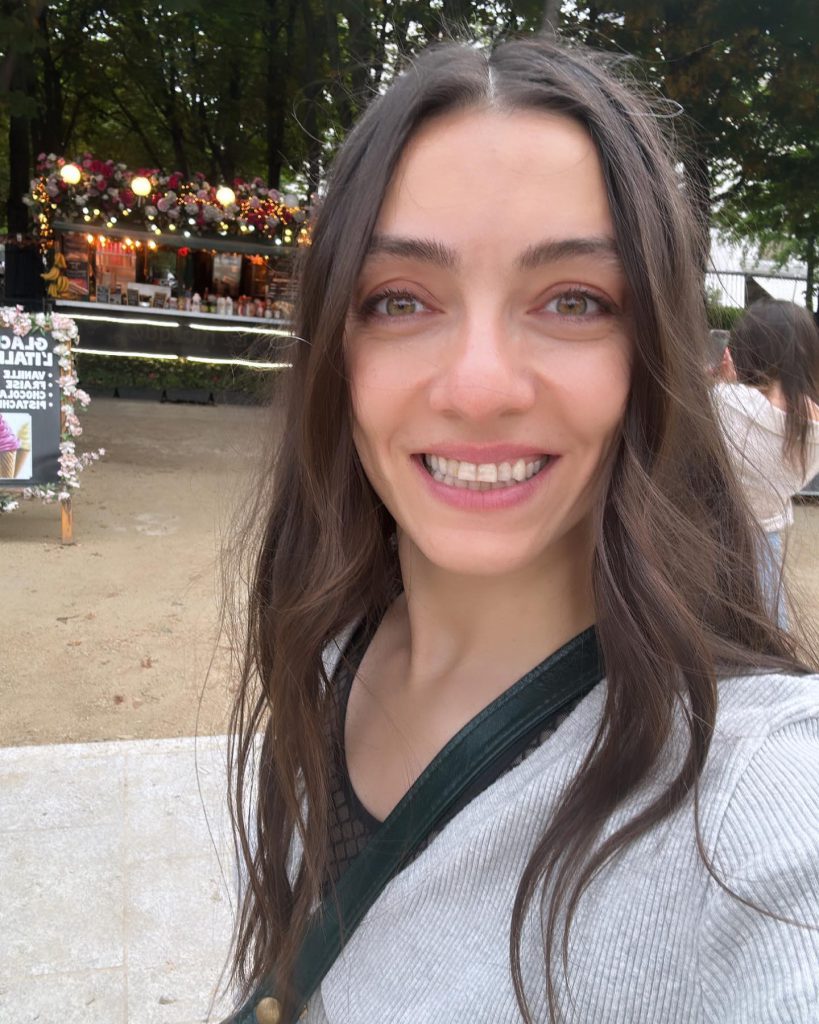 Merve Dizdar modeling sexy