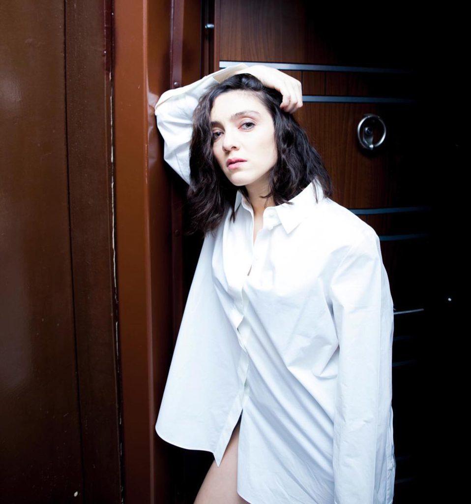 Merve Dizdar poses ass