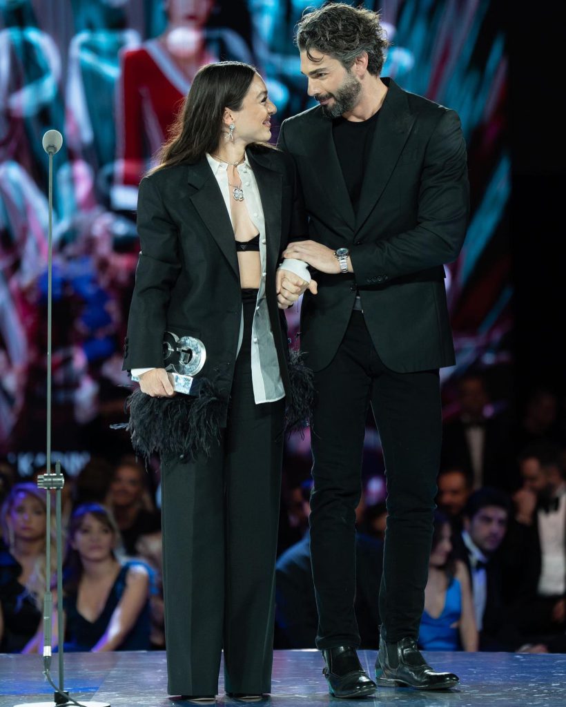 Merve Dizdar poses bikini