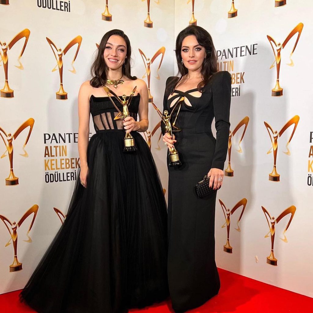 Merve Dizdar poses boobs