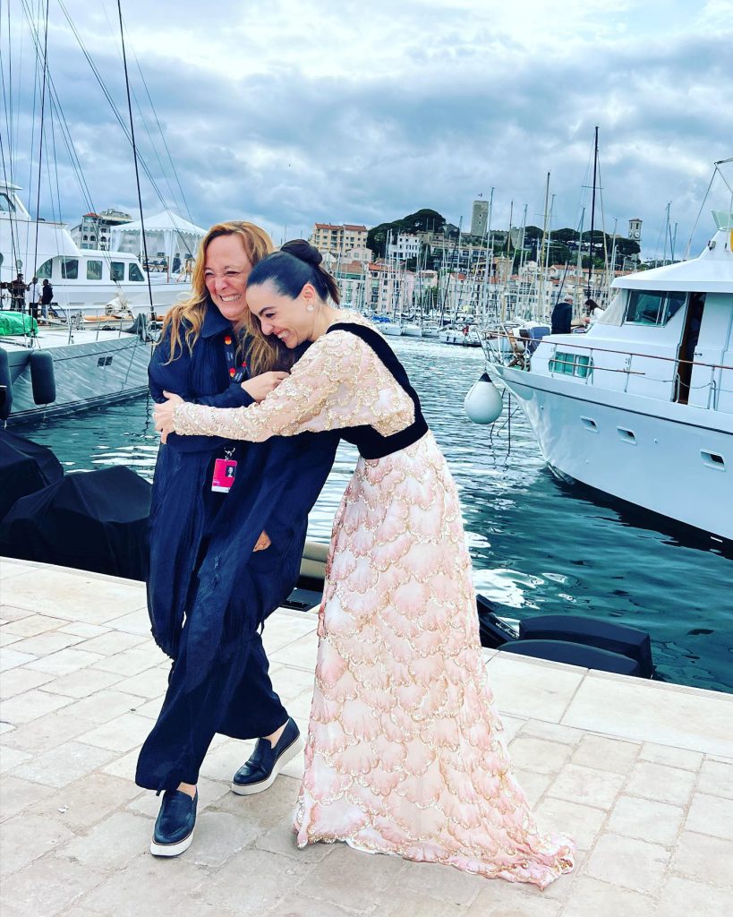 Merve Dizdar poses boobs