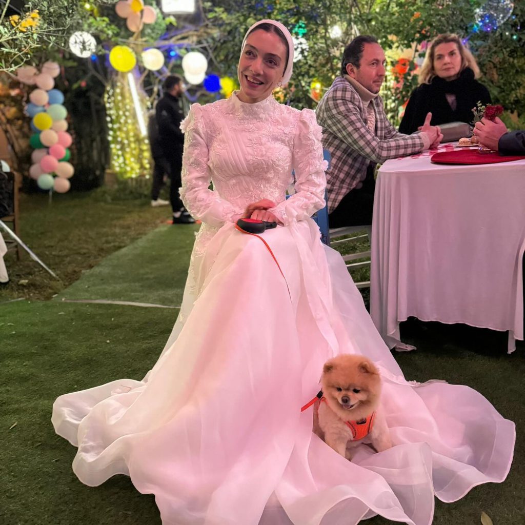 Merve Dizdar poses hot