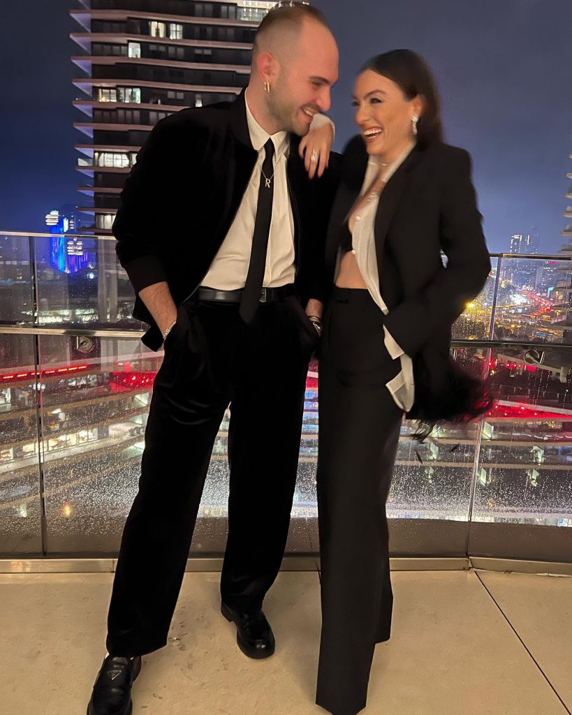 Merve Dizdar poses hot