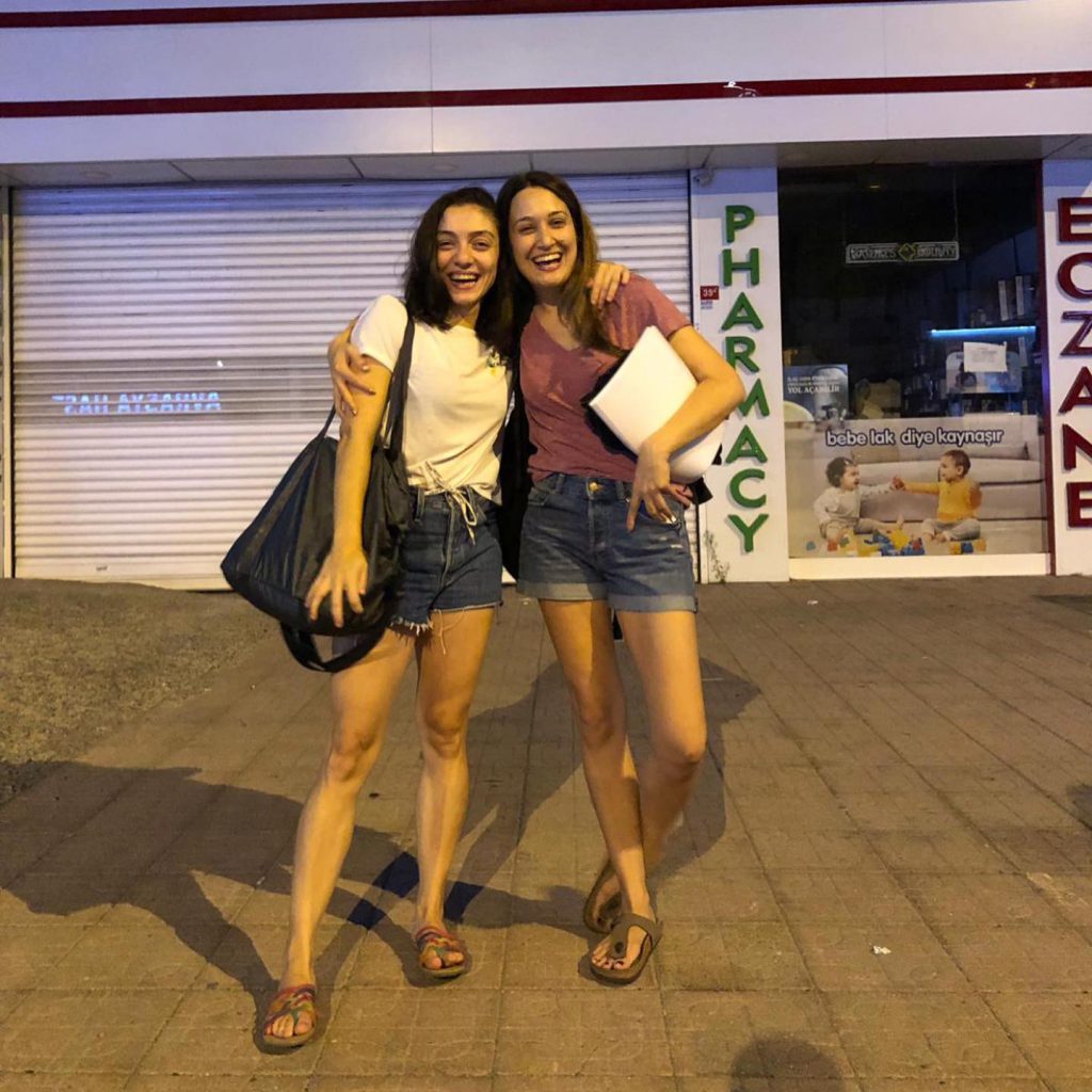 Merve Dizdar poses hot images