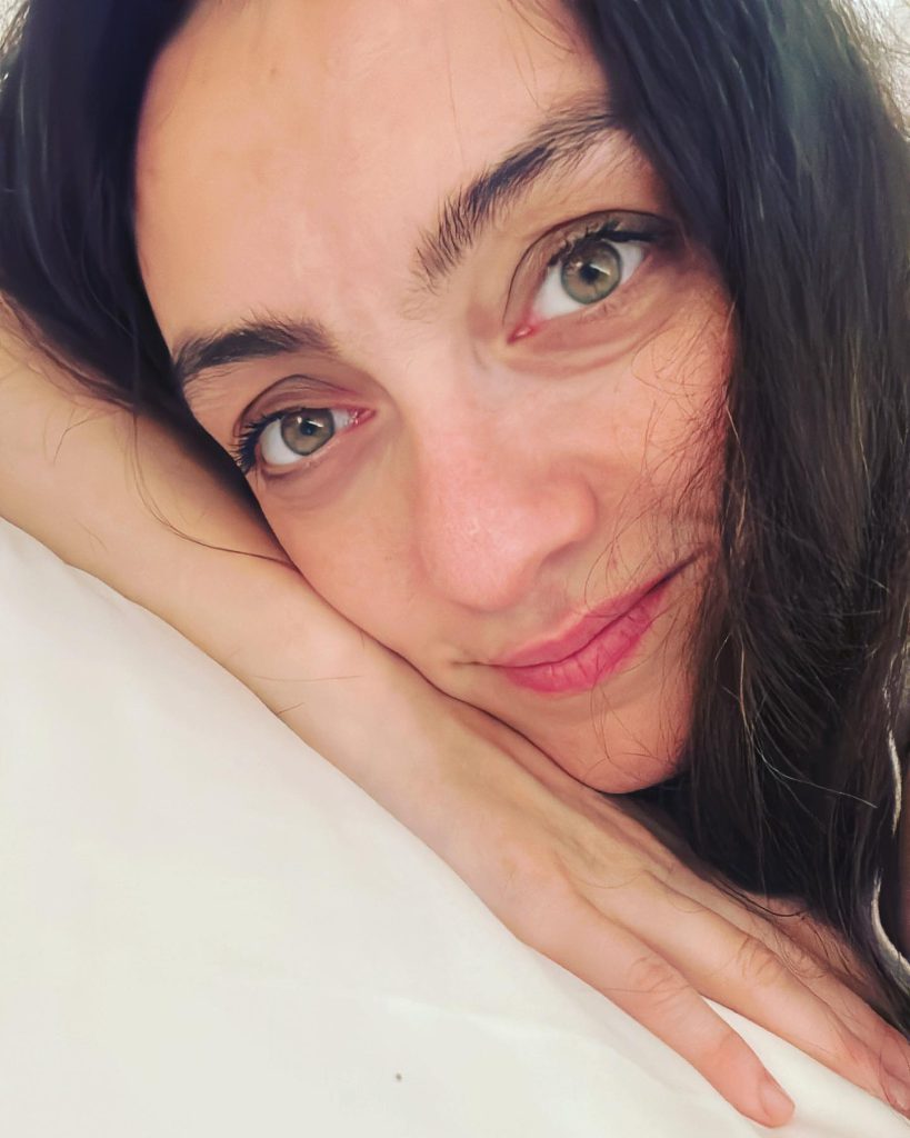 Merve Dizdar poses hot photos