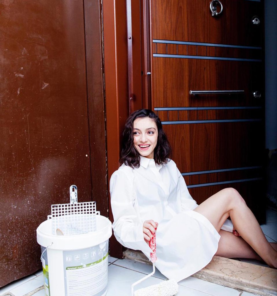 Merve Dizdar poses hot pics