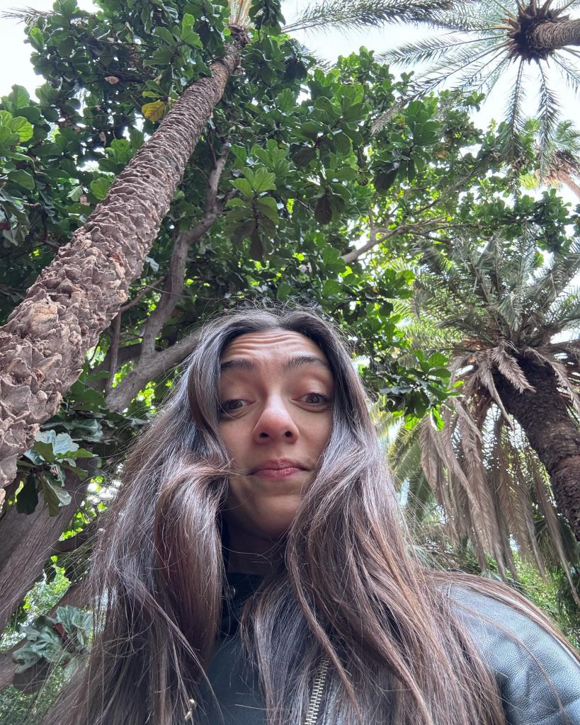 Merve Dizdar poses hot xxx