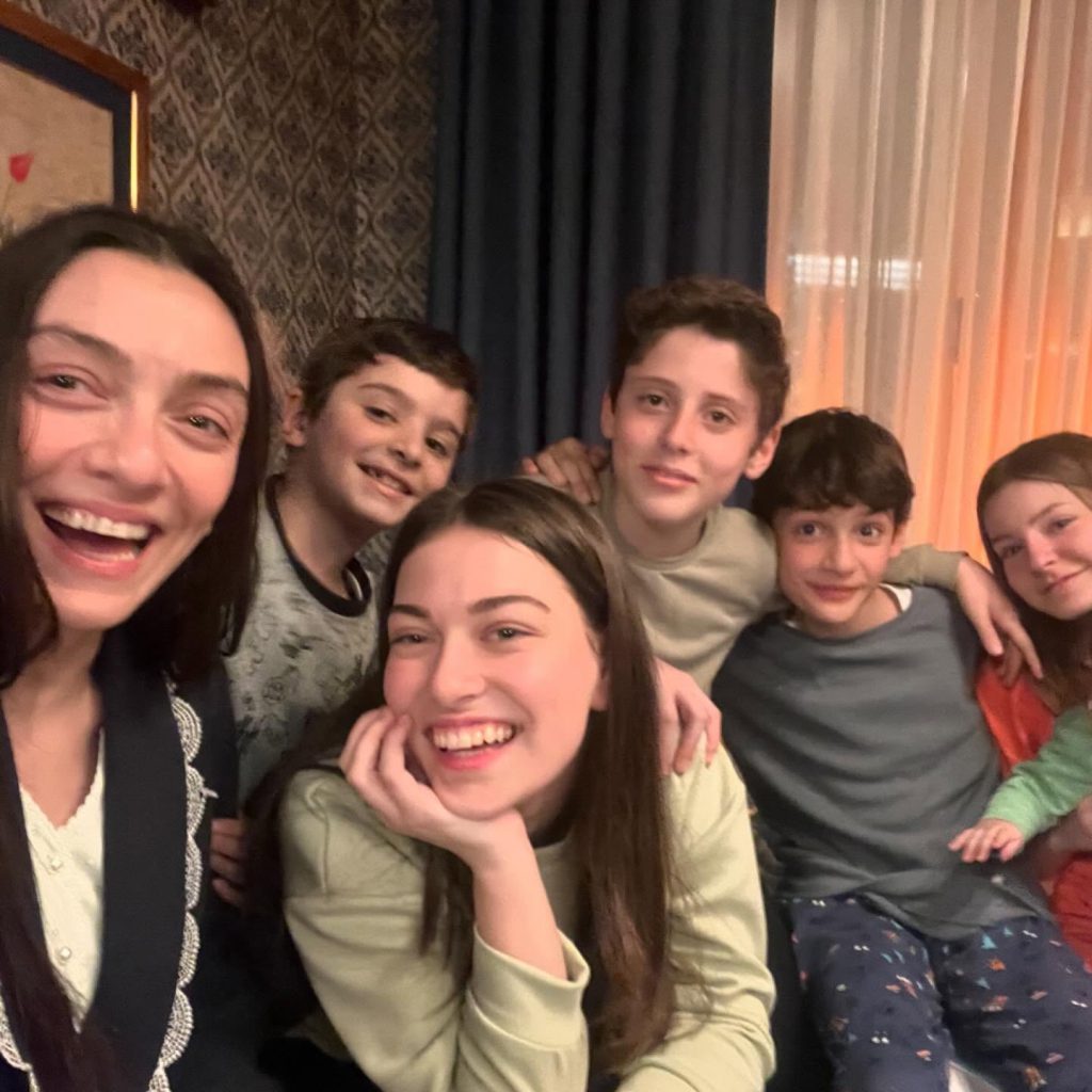 Merve Dizdar poses naked