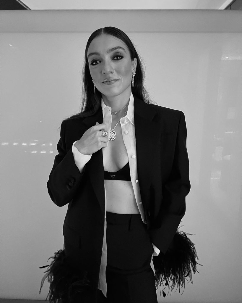 Merve Dizdar poses naked