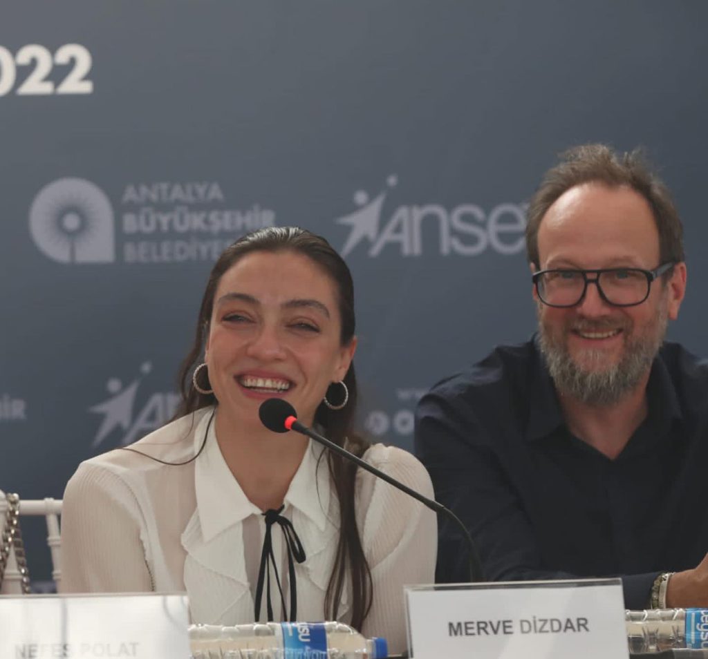 Merve Dizdar poses nude pics