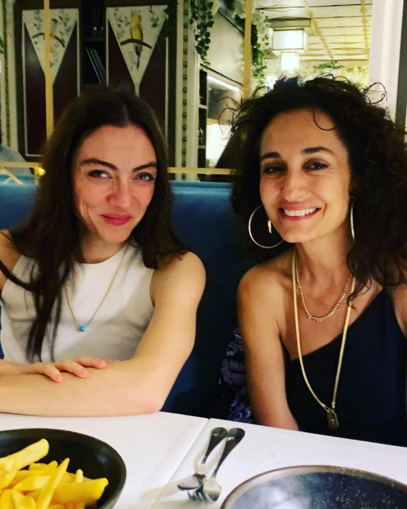 Merve Dizdar poses nude pics