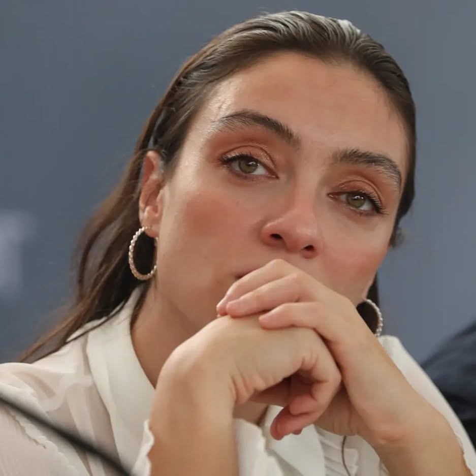 Merve Dizdar poses nudes